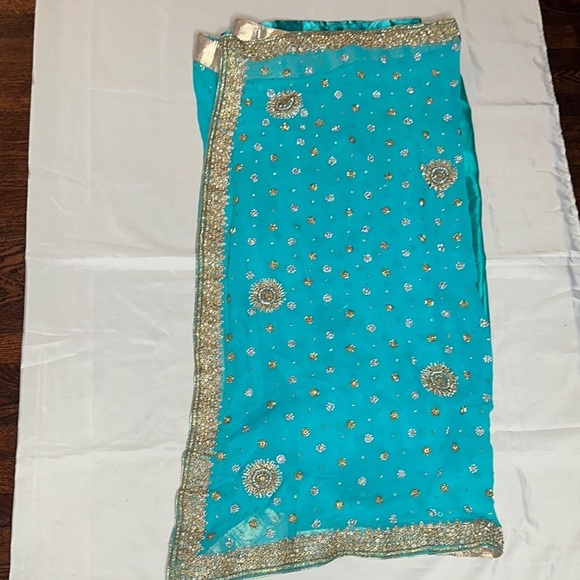 Elegant 2 Piece Sari & Accessories Outfit Turquoise Blue & Gold - Picture 8 of 17